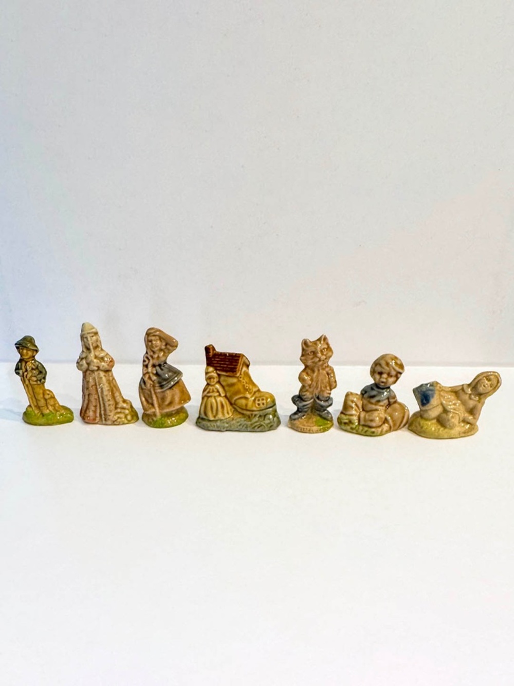 7 Vintage Nursery Rhyme Wade Red Rose Tea Figurines